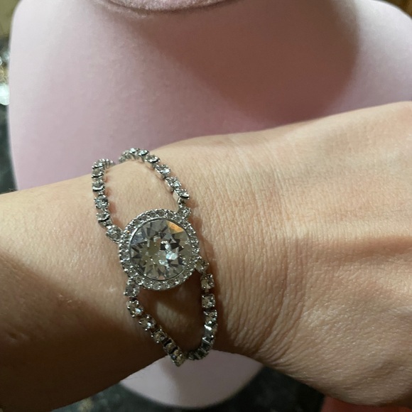 The Unbranded Brand Jewelry - Dazzling Silver Bracelet with Crystal Centerpiece